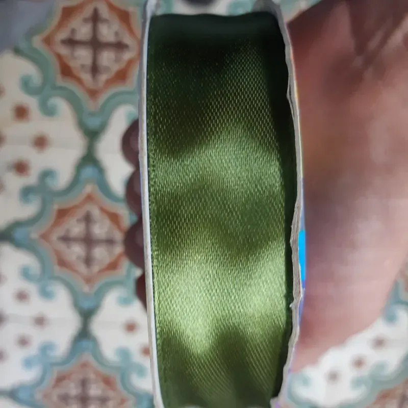 002- CINTA DE SATEN 2.5 CM VERDE MILITAR 1 METRO
