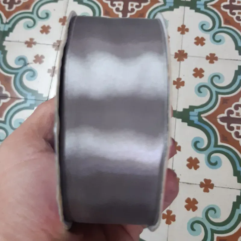 004- CINTA DE SATEN 4 CM GRIS PLATEADO 1 METRO