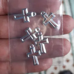 DIJE DE CRUZ COLOR PLATA 10 UNIDADES