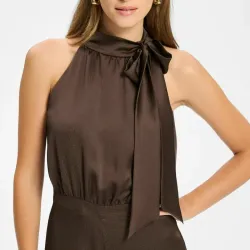Blusa fina amarrada al cuello