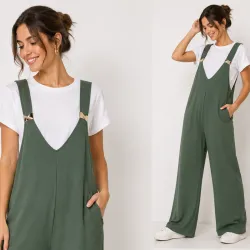 Mono con camiseta blanca