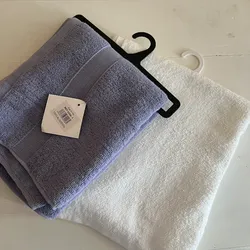 Toalla blanca y azul