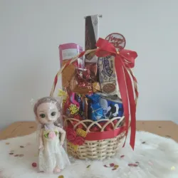 Cesta con confituras y muñeca