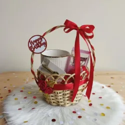 Cesta personalizada con regalo