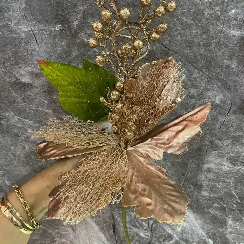 Adorno, flor artificial.   2 000.00 CUP