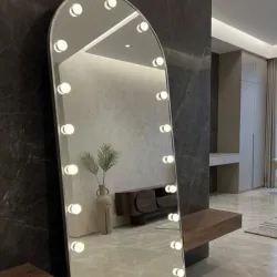 Espejo vestidor en forma de arco con bombillos led en los bordes