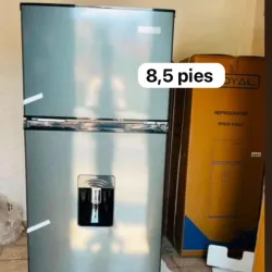 Refrigerador ROYAL de 8.5 pies con dispensador