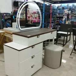 Vanity con espejo en forma de semicírculo