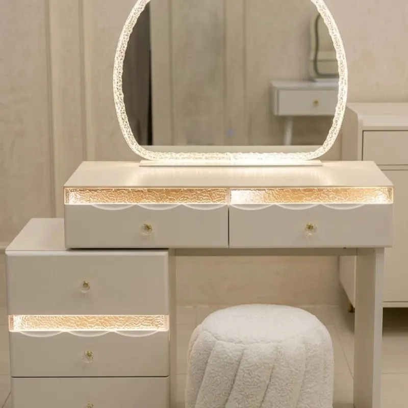 Vanity con espejo semicircular y luces led en esepjo y gavetas