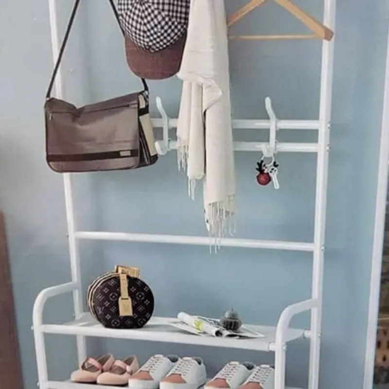 Zapatera de metal con tornillos y colgadores 