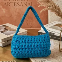 Bolso azul pequeño a crochet