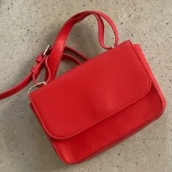 Bolso rojo pequeño