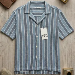 Camisa de rayas azules y blancas