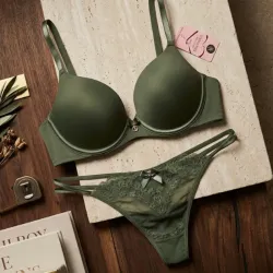 Conjunto de lencería verde