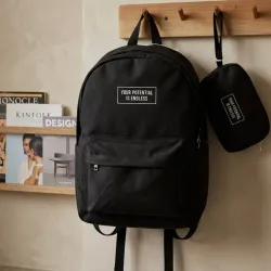 Mochila negra con letrero