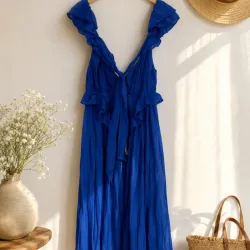 Vestido azul largo de vuelos