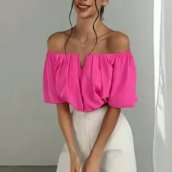 Camisa corta de verano unicolor con cuello de muesca y hombros descubiertos con cordon en la cintura 