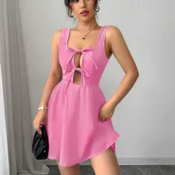 Vestido corto de linea A con cuello cuadrado,lazo delantero y adorno 