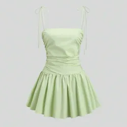 Vestido corto y plisado con cintura fruncida en forma de linea A