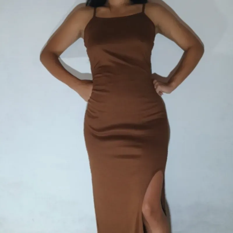 Vestido abierto a un lado 