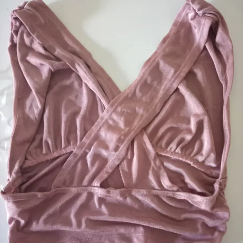 BLUSA CORTA CRUZADA EN LA ESPALDA