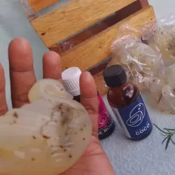 Jabón de romero con hierba natural