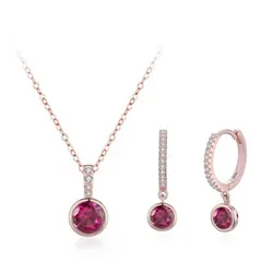 Cadena y aretes de oro rosa con piedra rosada