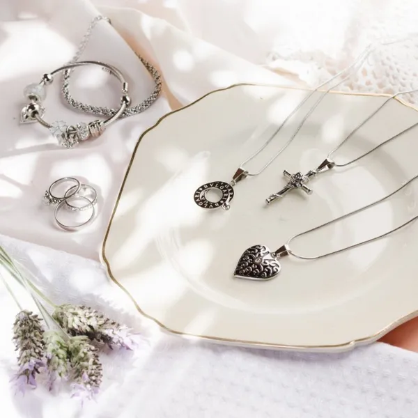 Bienvenido a Coco Creations, tu destino para descubrir la elegancia de la plata. Nos enorgullecemos de ofrecer una exquisita colección de joyas de plata que trascienden las tendencias pasajeras para convertirse en piezas eternamente chic.

Cada una de nuestras joyas está meticulosamente diseñada y elaborada con plata de la más alta calidad, representando la artesanía y la excelencia en cada detalle. Desde delicados collares hasta deslumbrantes anillos y elegantes pulseras, nuestra colección abarca una amplia gama de estilos y diseños, adecuados para cualquier ocasión y gusto personal.

En Coco Creations, valoramos no solo la belleza estética de nuestras joyas, sino también la conexión emocional que cada pieza puede crear. Ya sea que estés buscando una pieza única para celebrar un momento especial o un accesorio cotidiano que ilumine tu estilo diario, estamos aquí para ayudarte a encontrar la joya perfecta que cuente tu historia personal.

Nuestra pasión por la plata va más allá de la mera transacción comercial; nos esforzamos por crear una experiencia de compra que sea acogedora, informativa y que refleje nuestra devoción por el arte de la joyería.