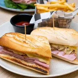 Pan con jamon y queso
