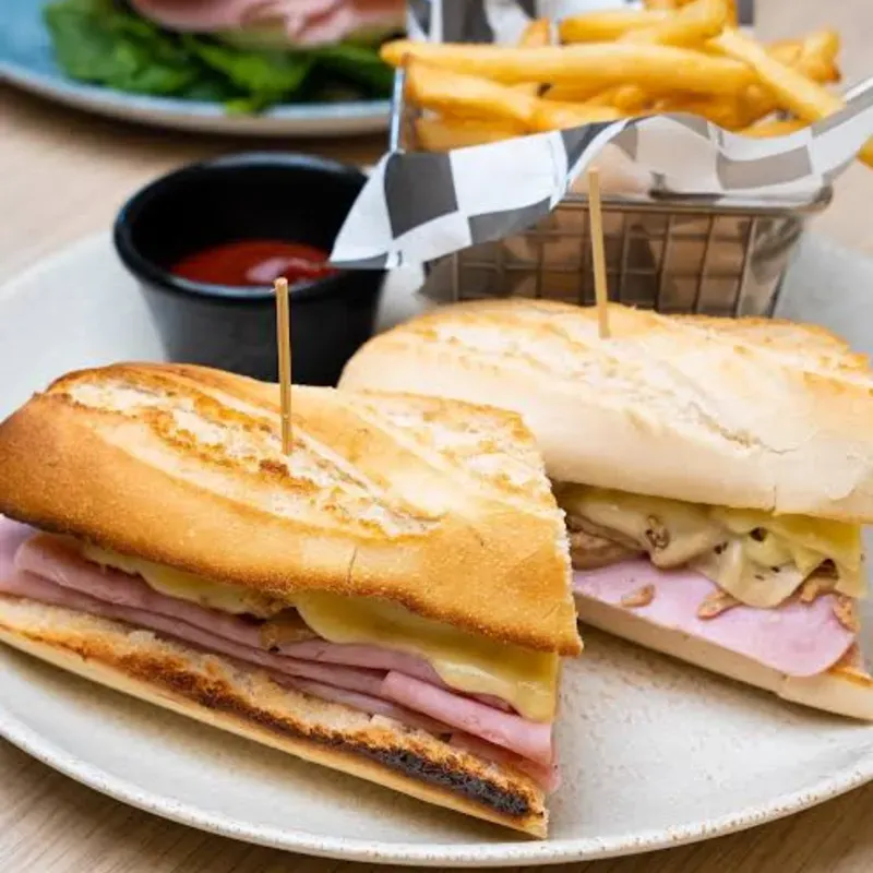 Pan con jamon y queso