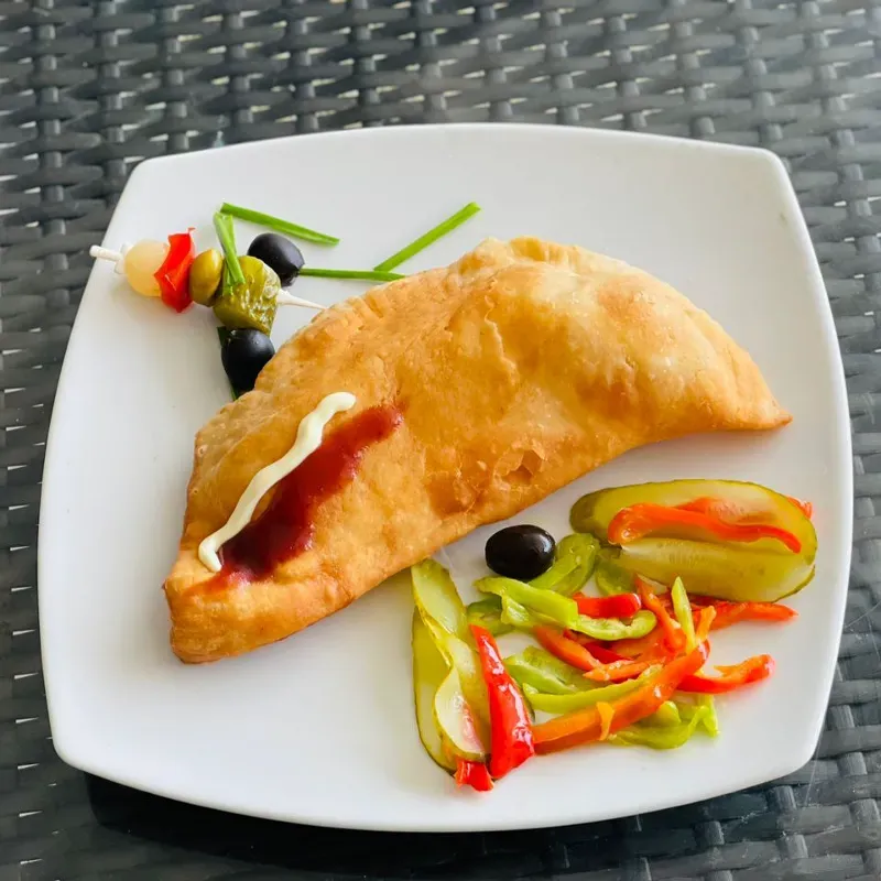 Empanadilla rellena con camarones