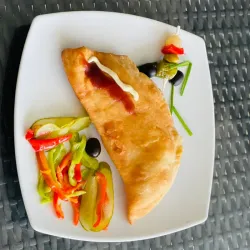 Empanadilla rellena con jamon y queso