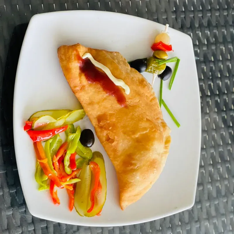 Empanadilla rellena con jamon y queso