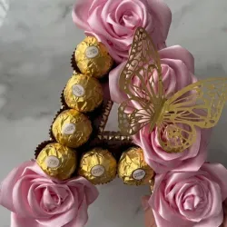 Arreglo de Letra con Bombones Ferrero Rocher y Rosas Eternas
