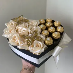 Corazón con bombones Ferrero Rocher y Rosas