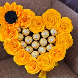 Corazón 💛 con Bombones, Girasol y Rosas Eternas