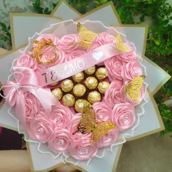Ramo de Rosas Eternas con corazón de Bombones Ferrero