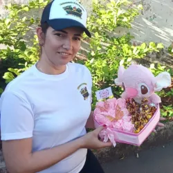 Regalo de corazón con Rosas Eternas, peluche y Bombones