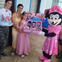Sorpresa de Minnie con regalo de las Guerreras K-pop