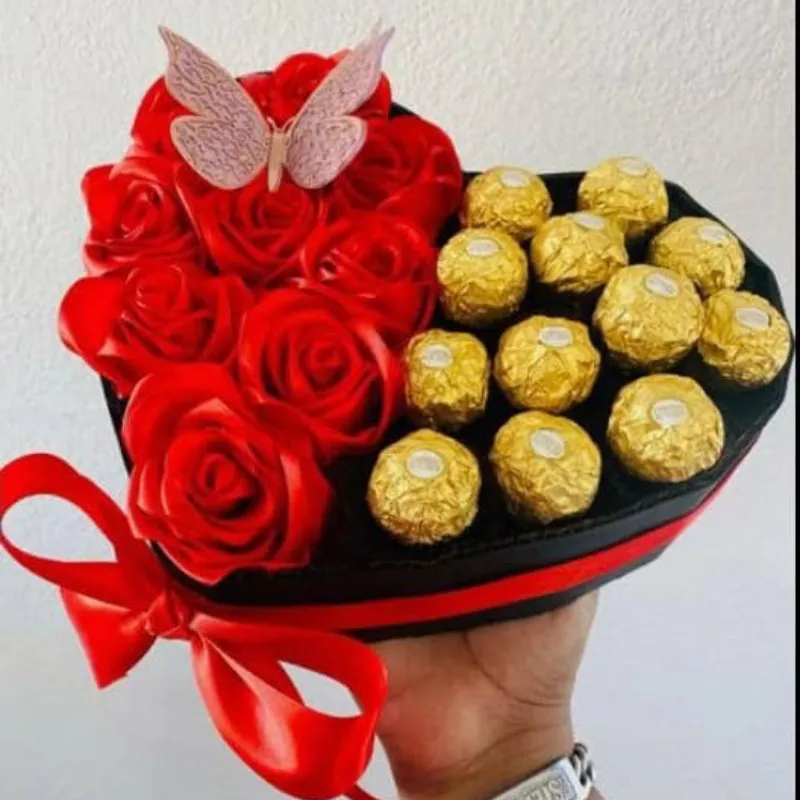 Corazón de flores y bombones ferreros