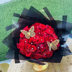 Ramos de flores con mariposas