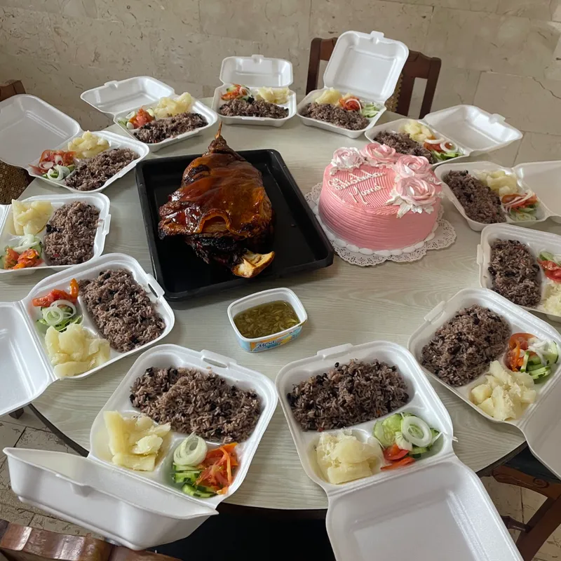 Cena familiar de cerdo azado 
