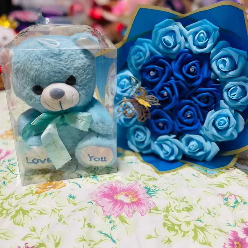 Osito y rosas azules