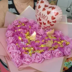 Arreglo de rosas artificiales en forma de corazón con bombones 