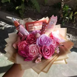 Arreglo de rosas eternas y maquillaje 