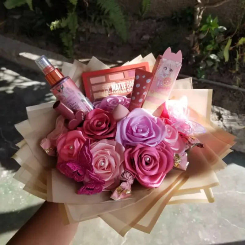 Arreglo de rosas eternas y maquillaje 