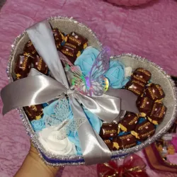 Corazón sencillo con rosas y bombones 