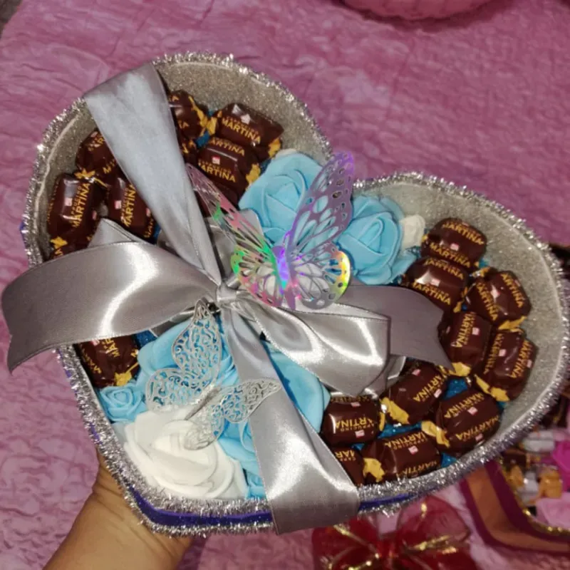 Corazón sencillo con rosas y bombones 