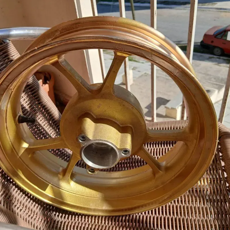 Llanta color oro # 13 para Motor de combustión.