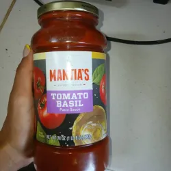 Pasta de tomate con albahaca